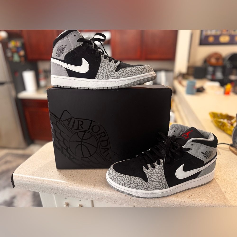 🔥Jordan 1 mid Black and Gray Elephant Toe Mens Size 9🔥 - Picture 6 of 6